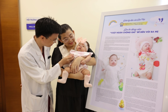 Mẹ con chị Thảo gặp lại bác sĩ Thắng trong sự kiện Ngày hội Bầu vàng do IVF Tâm Anh tổ chức. Ảnh: Bệnh viện cung cấp