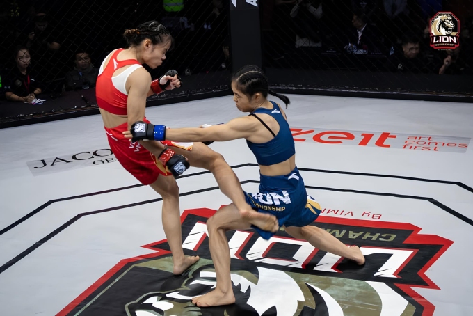 Lò Thị Phung (áo xanh) hạ gục với võ sĩ... tại giải MMA Lion Champion năm 2024. Ảnh: Lê Hoàng Mai