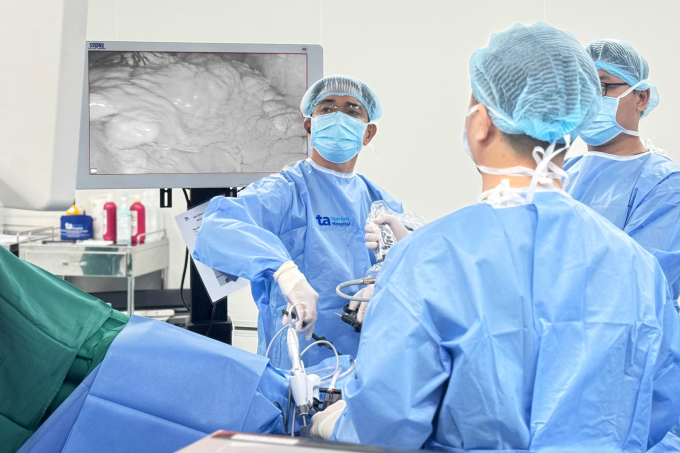 Bác sĩ Quốc Thái (gần màn hình) đang thực hiện một ca phẫu thuật nội soi. Ảnh: Bệnh viện Đa khoa Tâm Anh
