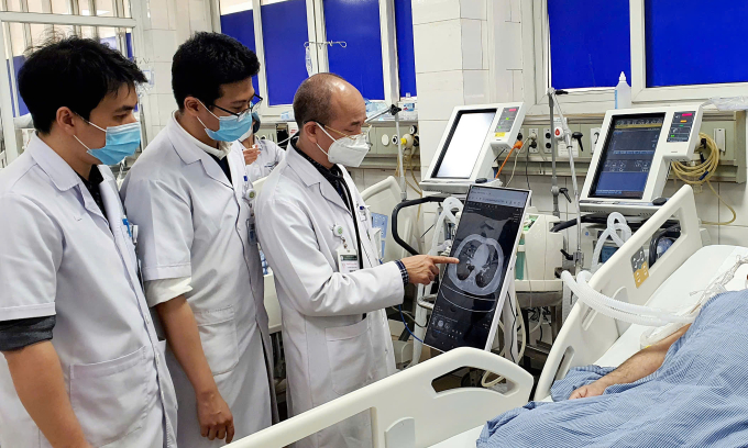 Các bác sĩ kiểm tra phim chụp của bệnh nhân hiển thị trên bệnh án điện tử ngay tại giường bệnh, Ảnh:Nguyên Hà