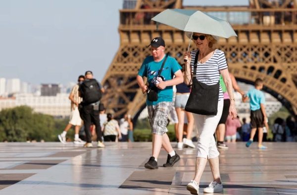 Nắng nóng châu Âu: Tháp Eiffel đóng cửa vì thời tiết khắc nghiệt