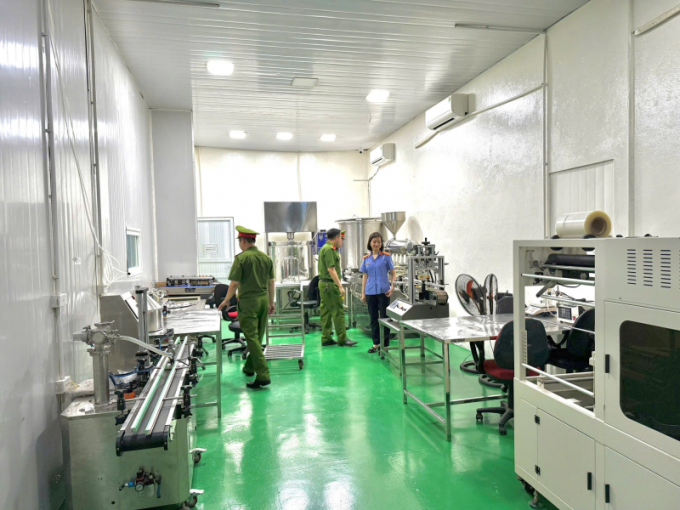 Nhà máy sản xuất kem chống nắng giả. Ảnh: Công an cung cấp