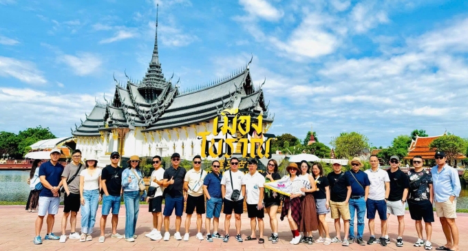 Một đoàn khách Việt chụp ảnh lưu niệm khi đến Bangkok, Thái Lan hè này. Ảnh: Tràng An Travel