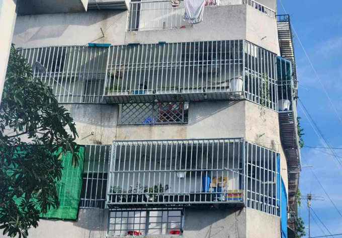 Hàng rào sắt kiên cố ở ban công cư xá Độc Lập sẽ phải tháo dỡ. Ảnh: Đình Văn