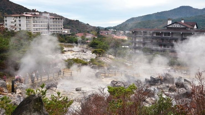 Suối nước nóng ở thị trấn luôn bốc hơi nghi ngút. Ảnh: Japan guide