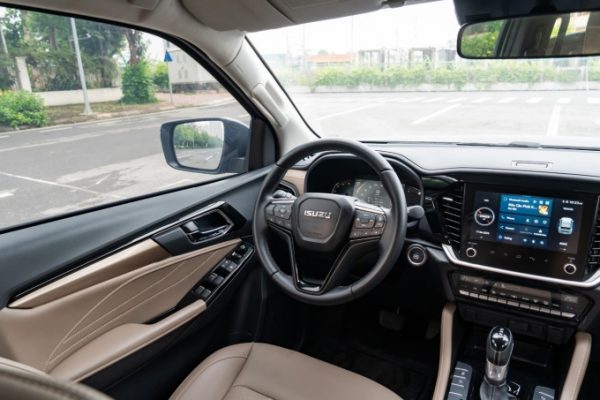 Isuzu mu-X 2025: Đánh giá SUV không theo xu hướng