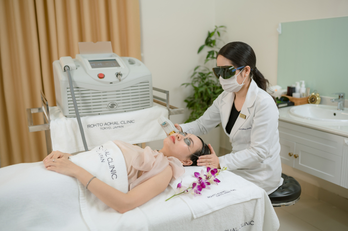 Trường hợp được soi da, chăm sóc theo lộ trình cá nhân hóa bằng BBL. Ảnh: Rohto Aohal Clinic