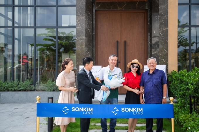 Những khách hàng đầu tiên nhận bài giao biệt thự Alta Villa. Ảnh: SonKim Land