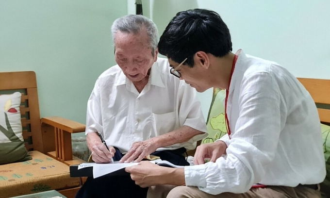 PGS Nguyễn Hoài Bắc chụp ảnh cùng GS Triều. Ảnh: Hoài Bắc