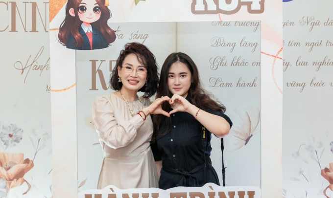 Giang và mẹ trong ngày tổng kết năm học. Ảnh: Nhân vật cung cấp