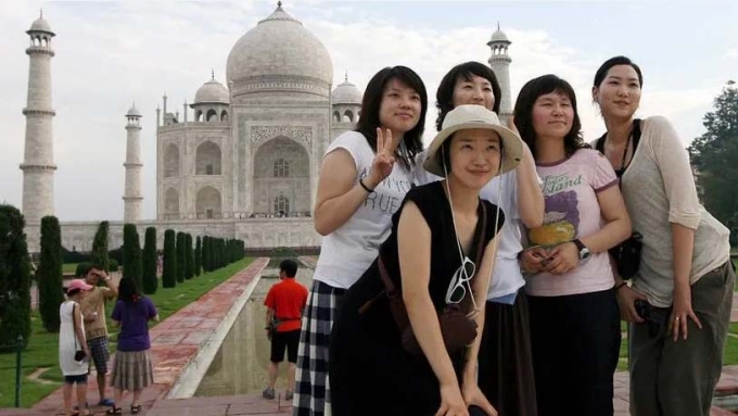 Khách Trung Quốc chụp ảnh lưu niệm trước đền Taj Mahal, Ấn Độ. Ảnh: Kaumudi