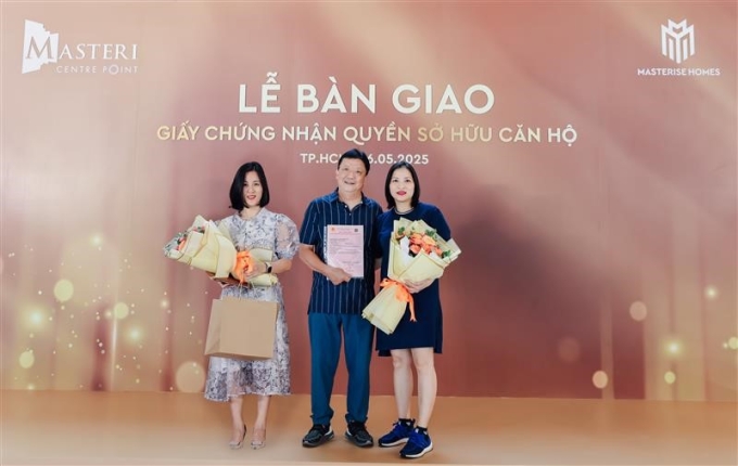 Lễ bàn giao sổ hồng cho các cư dân Masteri Centre Point. Ảnh: Masterise Homes