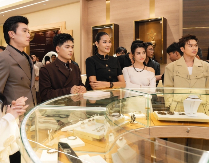 Quốc Trường (bìa trái), Hoàng Thùy (giữa) cùng dàn sao Việt tại sự kiện khai trương The 01 Agarwood Art Gallery của Thiên Mộc Hương ngày 11/7. Ảnh: Thiên Mộc Hương