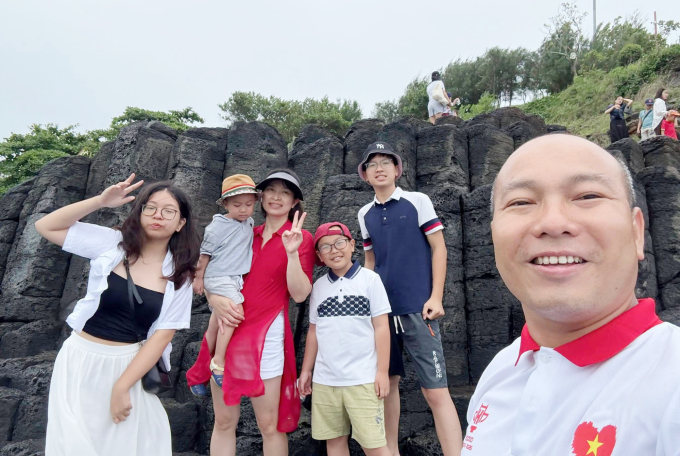 Gia đình anh Linh tự tổ chức nhiều hoạt động cho các con trong mùa hè. Trong ảnh là chuyến xuyên Việt năm 2025, họ dừng chân tại Gành Đá Đĩa - Phú Yên. Ảnh: Gia đình cung cấp