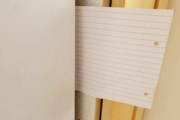 Mẹo hay: Tại sao nên kẹp giấy vào cửa tủ lạnh ngày nóng?