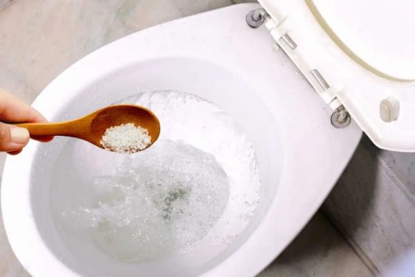 Rắc muối vào bồn cầu: Tại sao và lợi ích bất ngờ