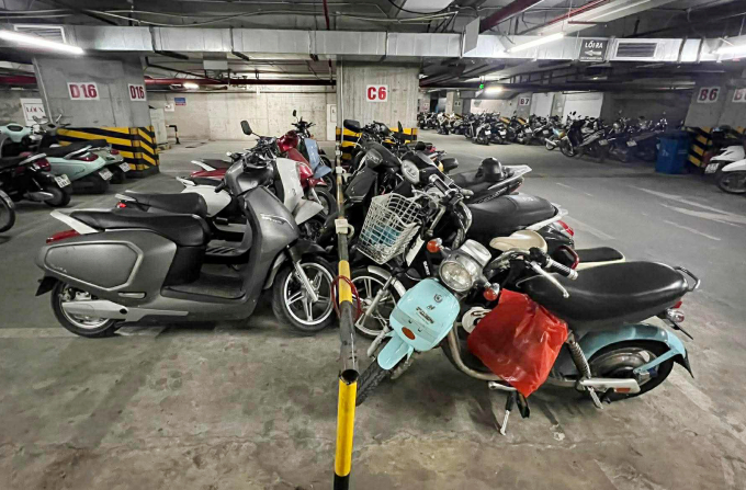 Khu chung cư của Minh ở phường Vĩnh Tuy, Hà Nội bố trí khu vực riêng cho xe điện, cứ 23h ngắt điện. Ảnh: Nhân vật cung cấp