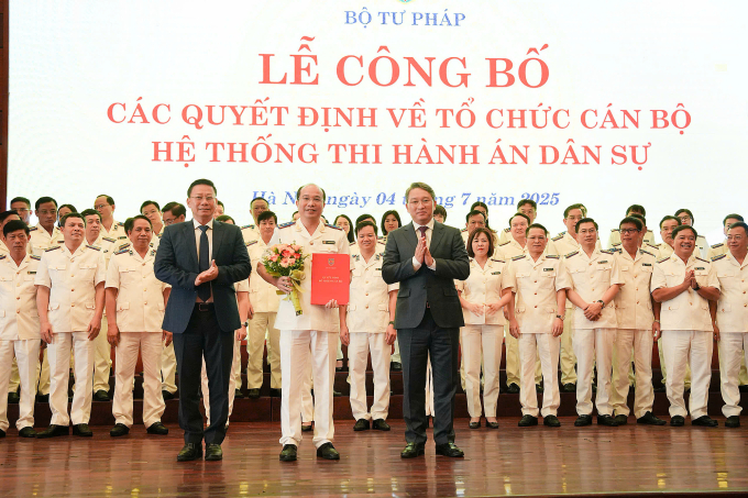 Bộ trưởng Tư pháp Nguyễn Hải Ninh trao quyết định cho Cục trưởng quản lý thi hành án dân sự mới. Ảnh: Linh Đan