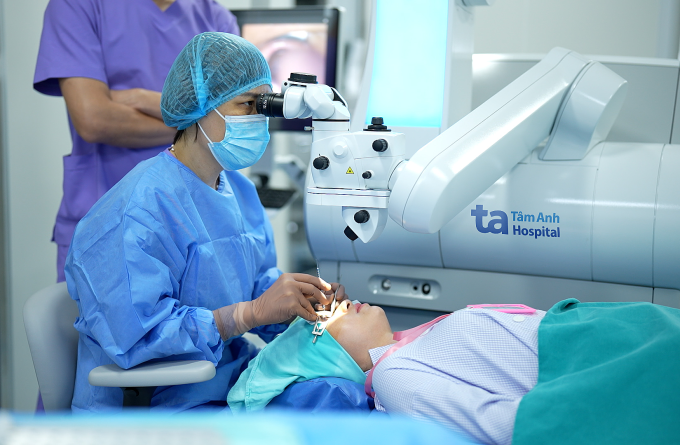 PGS.TS.BS Nguyễn Thị Thu Hiền - Trưởng khoa Khúc xạ, Trung tâm Mắt Công nghệ cao BVĐK Tâm Anh thực hiện phẫu thuật điều trị loạn thị. Ảnh: Bệnh viện Tâm Anh