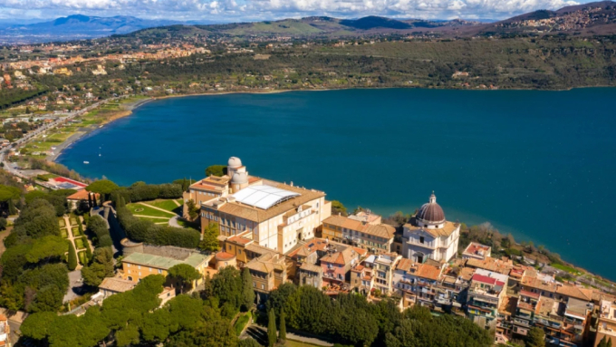 Thị trấn Castel Gandolfo nhìn từ trên cao. Ảnh: Njtimes