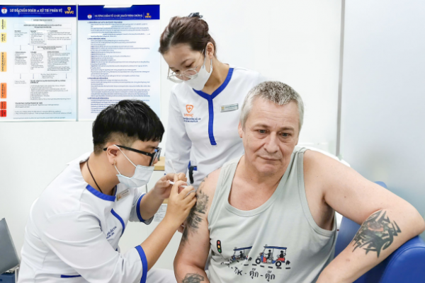Du khách nước ngoài tiêm vaccine: Việt Nam điểm đến an toàn