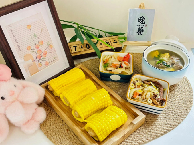 Bánh mì hấp chứa phẩm màu, được phục vụ tại Trường mẫu giáo Peixin ở Thiên Thủy. Ảnh: Weibo