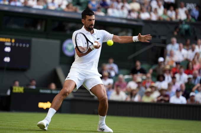 Djokovic đánh thuận tay ở vòng bốn Wimbledon trên sân Trung tâm tại All England Club, London, Anh hôm 7/7. Ảnh: Reuters
