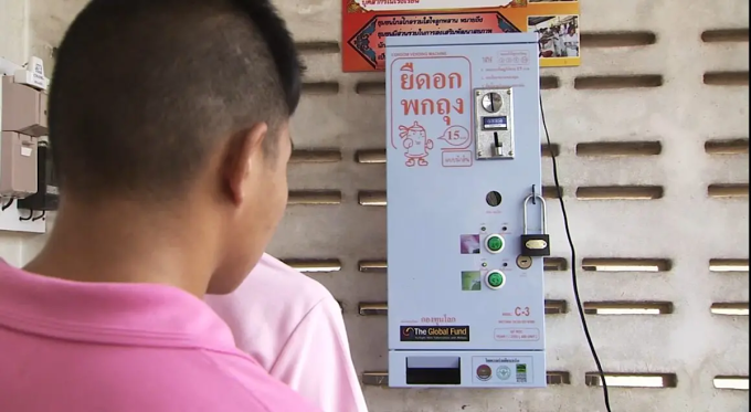 Một máy bán bao cao su tự động tại trường học ở Thái Lan. Ảnh: TNA