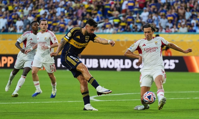 Carreras (phải) chặn một cú sút của tiền đạo đối phương trong trận Benfica hòa Boca Juniors 2-2 ở bảng C FIFA Club World Cup 2025 trên sân Hard Rock, Miami ngày 17/6. Ảnh: AP
