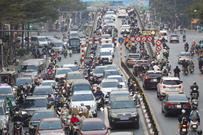 Phương tiện lưu thông trên phố Sơn Tây, Hà Nội. Ảnh: Ngọc Thành
