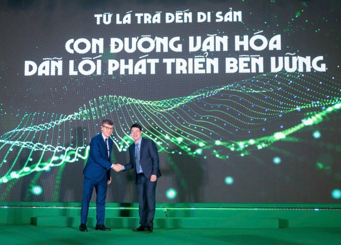 Đại diện UNESCO và Imexco bắt tay thể hiện cam kết hợp tác. Ảnh: Imexco
