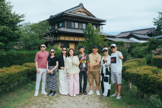 Đoàn khách check-in tại làng cổ Oshino Hakkai trước khi ghé thăm núi Phú Sĩ. Ảnh: Acecook