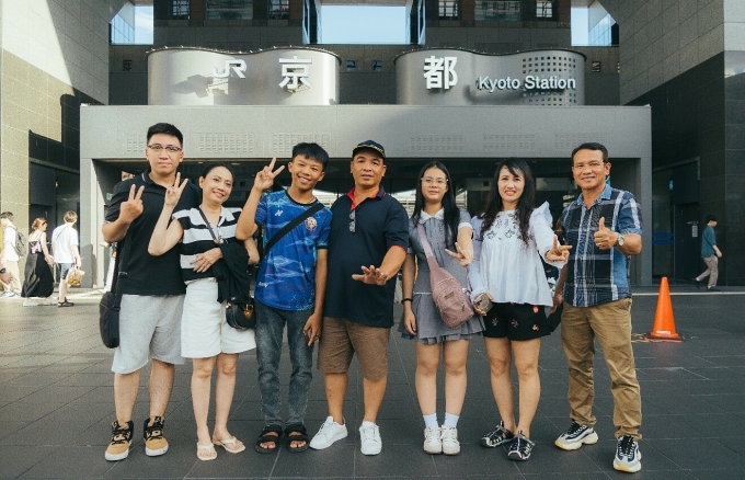 Đoàn khách chụp hình tại ga tàu Kyoto khi đi tàu cao tốc Shinkansen. Ảnh: Acecook