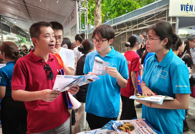 Phụ huynh, thí sinh tìm hiểu ngành học ở trường Đại học Khoa học Tự nhiên, hôm 19/7. Ảnh: Hoài Hương