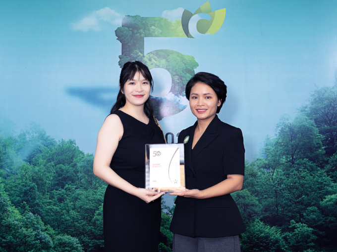 Giải thưởng ghi nhận cho hoạt động thực tế của doanh nghiệp trên hành trình phát triển bền vững. Ảnh: Home Credit