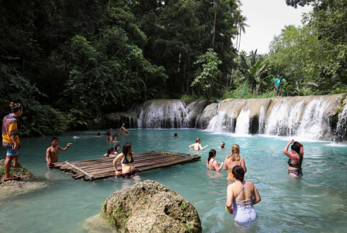 Du khách tắm thác trên đảo Siquijor, Philippines. Ảnh: SCMP