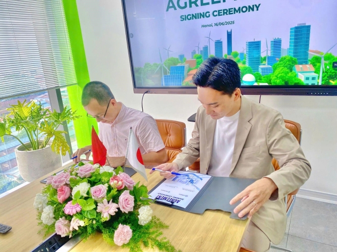 Ông Nguyễn Hoàn Lâm, đại diện Udata (trái) và ông Shintaro Suzuki (phải), đại diện Zeroboard thực hiện ký kết. Ảnh: Udata