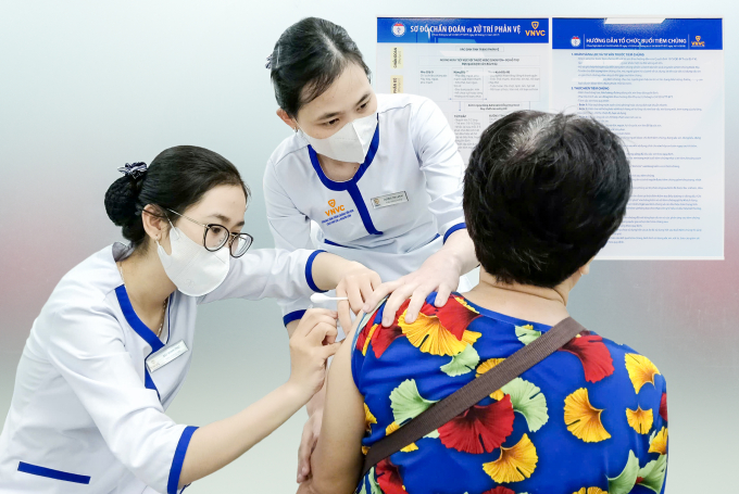 Khách tiêm vaccine cúm tại Trung tâm tiêm chủng VNVC. Ảnh: Khánh Hòa