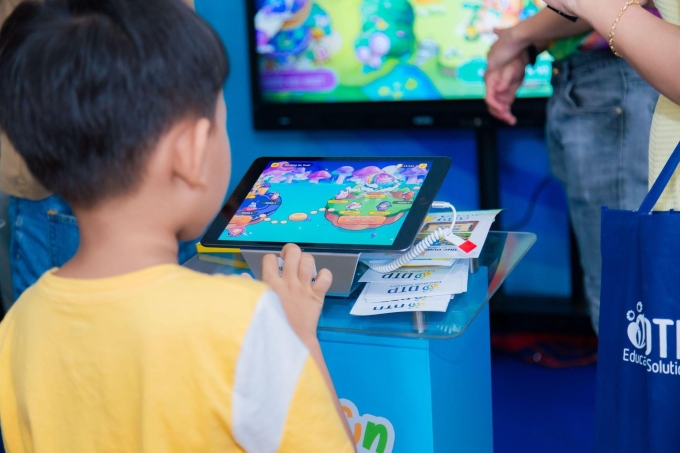Các bạn học sinh hào hứng trải nghiệm ứng dụng Edufun. Ảnh: DTP