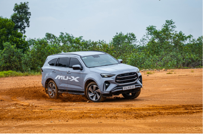 Isuzu mu-X 2025 với ngoại hình mới, động cơ diesel 1.9 , công suất 150 mã lực, mô-men xoắn 350 Nm . Ảnh: QA