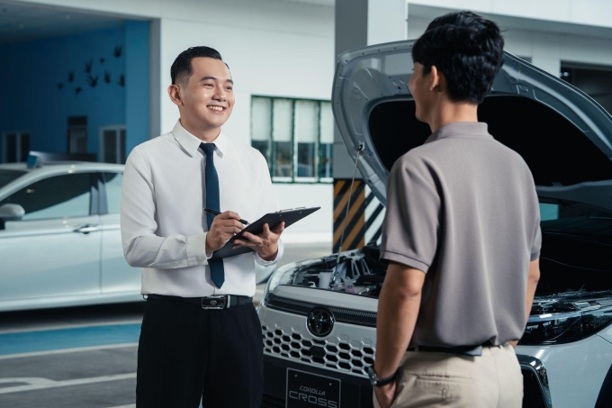 Mỗi tư vấn bán hàng của Toyota đều áp dụng tinh thần Omotenashi thành văn hoá chăm sóc khách hàng của đại lý. Ảnh: TMV