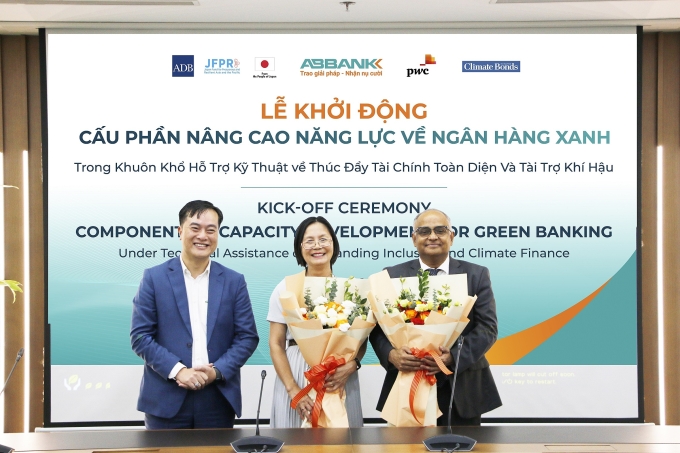 Ông Phạm Duy Hiếu - Tổng giám đốc ABBank, bà Đinh Thị Quỳnh Vân - Chủ tịch Công ty TNHH PwC Việt Nam và ông Shantanu Chakraborty - Giám đốc Quốc gia của ADB tại Việt Nam (từ trái sang) tại lễ khởi động. Ảnh: ABBank