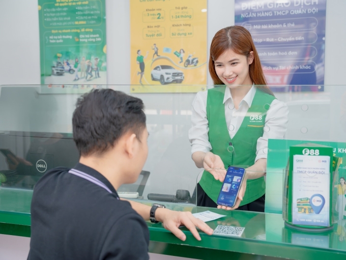 Nhân viên F88 tư vấn cho khách hàng tới sử dụng dịch vụ. Ảnh: F88