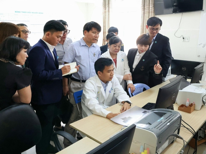 Bệnh án điện tử giúp bác sĩ truy xuất nhanh bệnh sử, kết quả xét nghiệm, từ đó đưa ra chẩn đoán chính xác và phác đồ điều trị hiệu quả hơn. Ảnh: Hoàn Mỹ