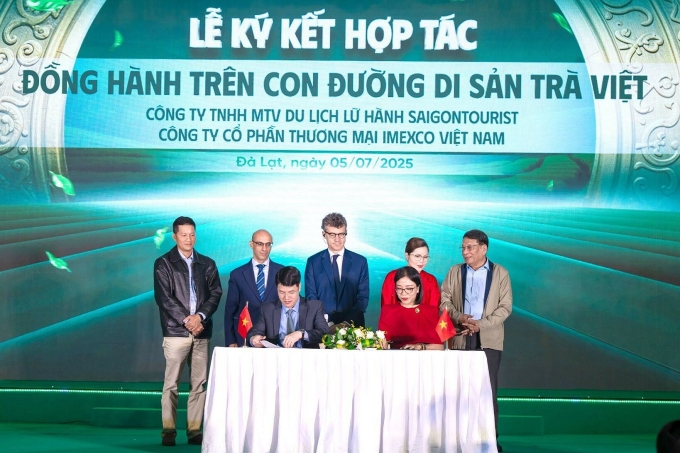 Lễ ký kết hợp tác đồng hành trên con đường di sản trà Việt giữa Imexco và Saigontourist dưới sự chứng kiến của đại diện UNESCO. Ảnh: Imexco