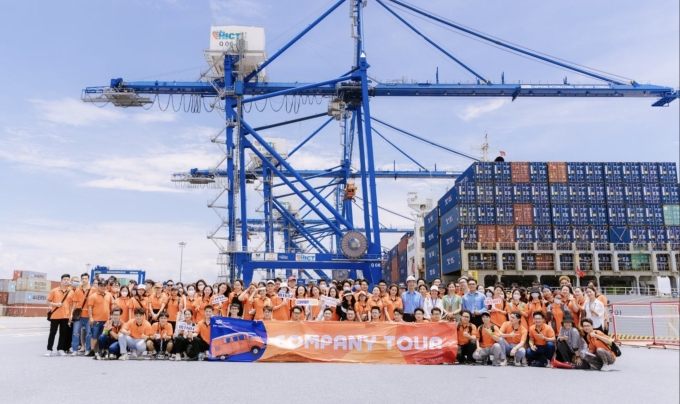 Sinh viên FPTU tham quan công ty trong lĩnh vực logistics. Ảnh: FPTU