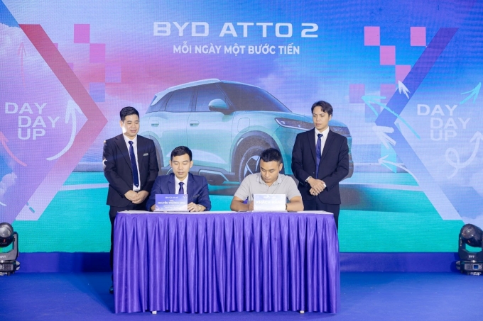 Lễ ký hợp đồng đặt mua Atto 2. Ảnh: BYD Tây Hồ