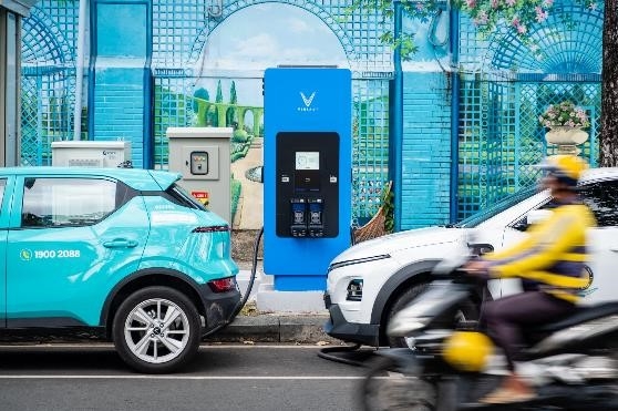 Hai chủ xe VinFast sạc tại trạm siêu nhanh. Ảnh: Tuấn Vũ
