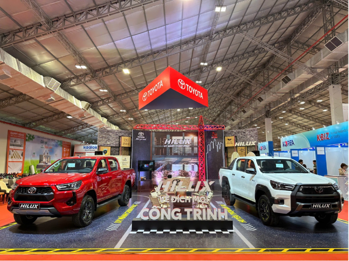 Bộ đôi Toyota Hilux trưng bày tại triển lãm Vietbuild. Ảnh: TMV