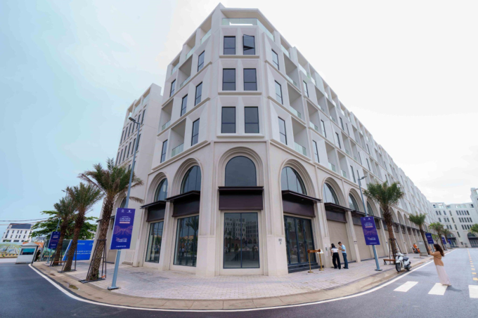 Các căn shoptique đang được hoàn thiện đồng bộ, sẵn sàng cho hoạt động kinh doanh. Ảnh: Masterise Homes